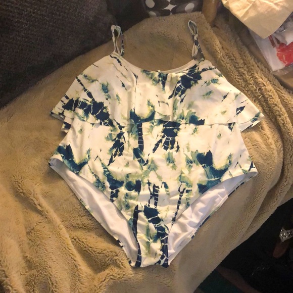 NWT boohoo Plus Rosie Marble Print Drape Sleeve Swimsuit, size 16 - Picture 1 of 8